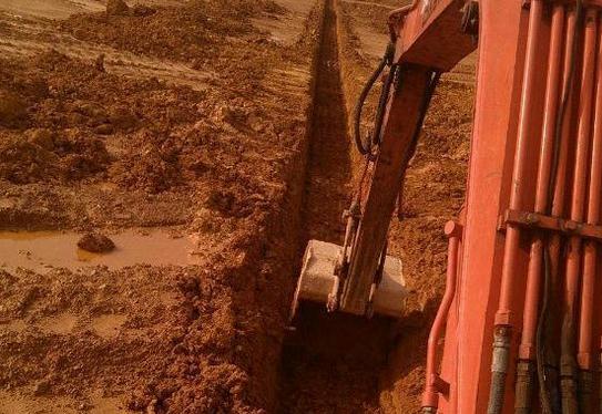 图文详解挖掘机挖斗挖出一条直沟的基本操作