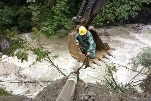 挖掘机挖斗助力救灾抢险 挖掘机挖斗助力救灾抢险