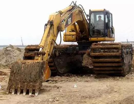 水陆挖掘机：陆地上行走需挖斗辅助